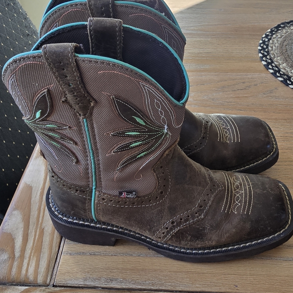 Girls Justin boots size 6.5 youth